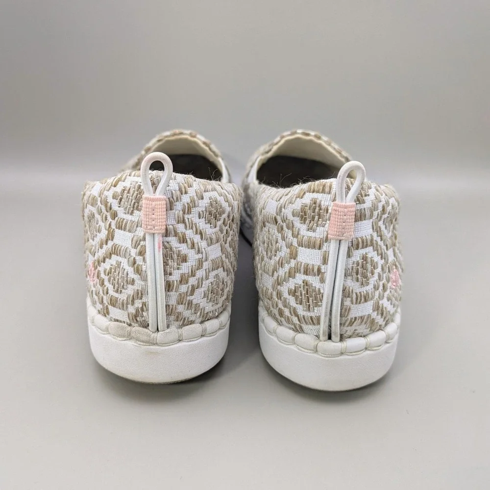 Clarks Womens CloudSteppers Step Glow Slip Flats Beige /‎ White Weave Size 8.5